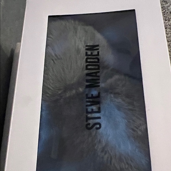 Steve Madden Grey Plush Slippers Brand new with Box - Picture 6 of 6
